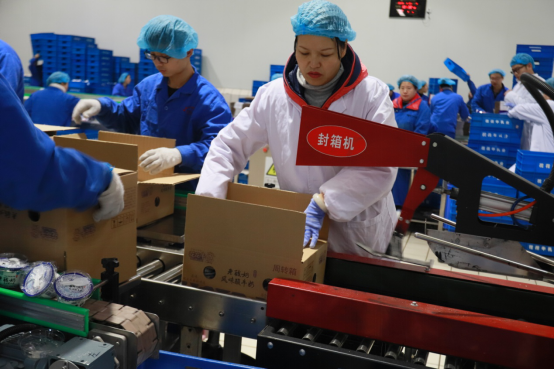 黨員帶頭赴一線 助力春節(jié)保生產(chǎn)—花花牛別樣“生產(chǎn)突擊隊(duì)”助力車(chē)間生產(chǎn) 黨員帶頭赴一線 助力春節(jié)保生產(chǎn)—花花牛別樣“生產(chǎn)突擊隊(duì)”助力車(chē)間生產(chǎn)