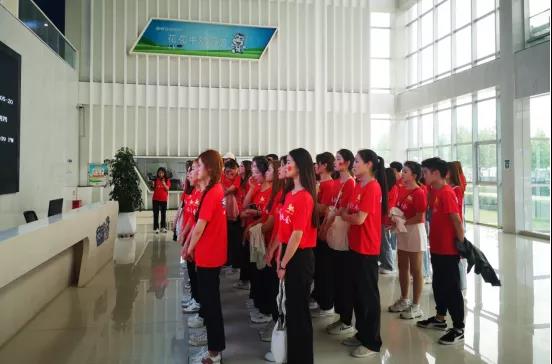 做白色的牛奶，創(chuàng)紅色的企業(yè)，花花牛乳業(yè)集團(tuán)青春歌會慶祝建黨100周年