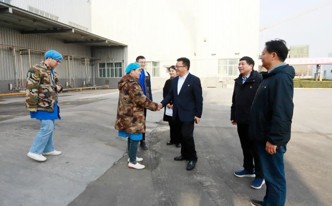 新春慰問(wèn)送關(guān)懷——集團(tuán)黨委書(shū)記、董事長(zhǎng)慰問(wèn)春節(jié)期間堅(jiān)守崗位的一線職工