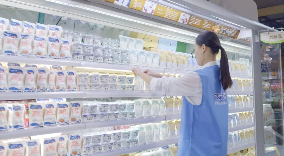 點(diǎn)贊！河南日?qǐng)?bào)要聞02版——報(bào)道花花牛乳業(yè)集團(tuán)鄭州分公司乳制品生產(chǎn)場(chǎng)景，彰顯花花牛乳業(yè)集團(tuán)發(fā)展新活力