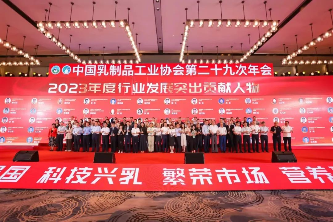 參觀拓思路 交流促發(fā)展 | 集團領(lǐng)導參加中乳協(xié)第二十九次年會暨中國（國際）乳業(yè)技術(shù)博覽會并到江西陽光乳業(yè)參觀座談