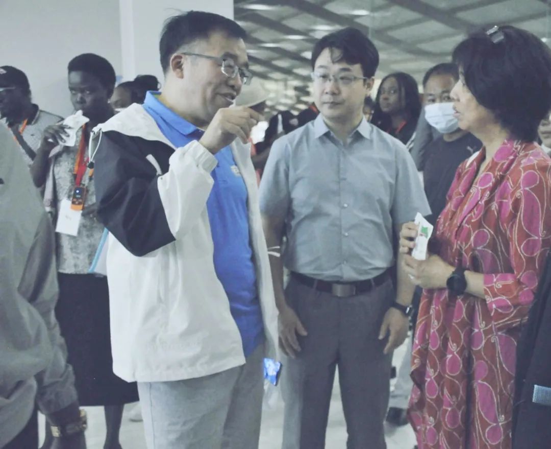 北京大學(xué)南南合作與發(fā)展學(xué)院教授、全球伙伴關(guān)系主任周詠梅一行蒞臨花花牛平輿瑞亞牧業(yè)參觀調(diào)研