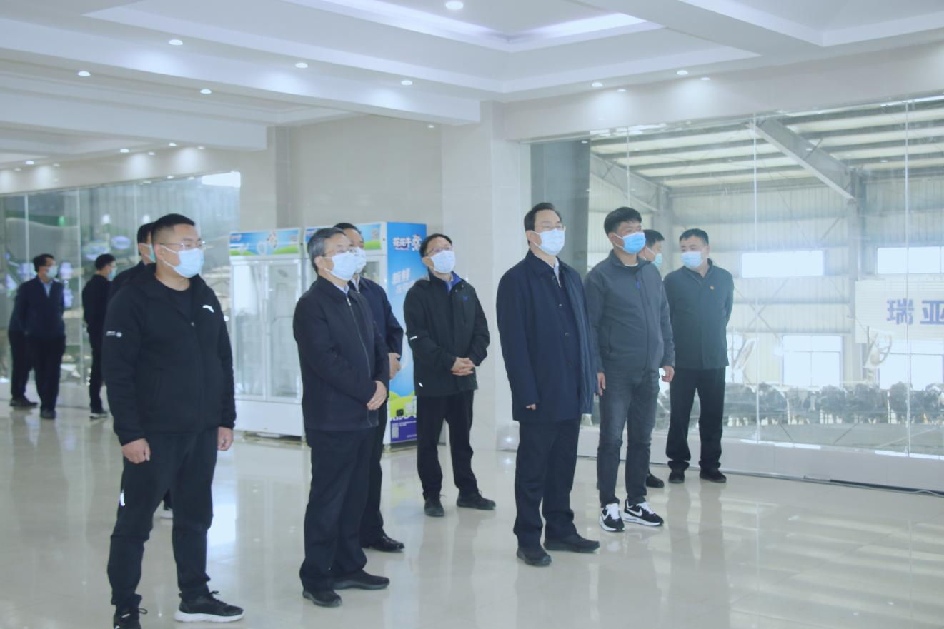 河南省人大常委會(huì)黨組書記、副主任孔昌生蒞臨花花牛魯山瑞亞牧場(chǎng)參觀調(diào)研