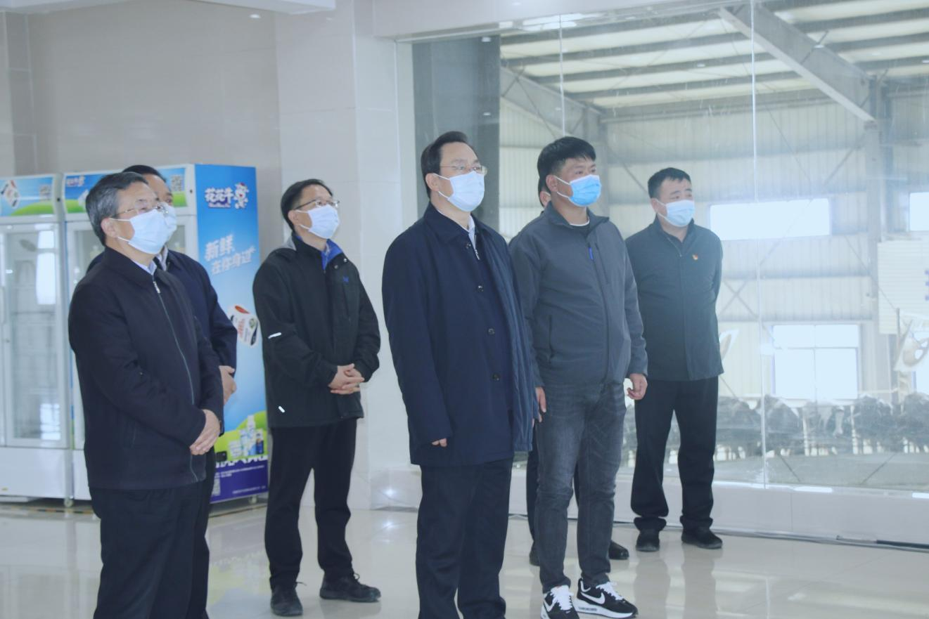 河南省人大常委會(huì)黨組書記、副主任孔昌生蒞臨花花牛魯山瑞亞牧場(chǎng)參觀調(diào)研