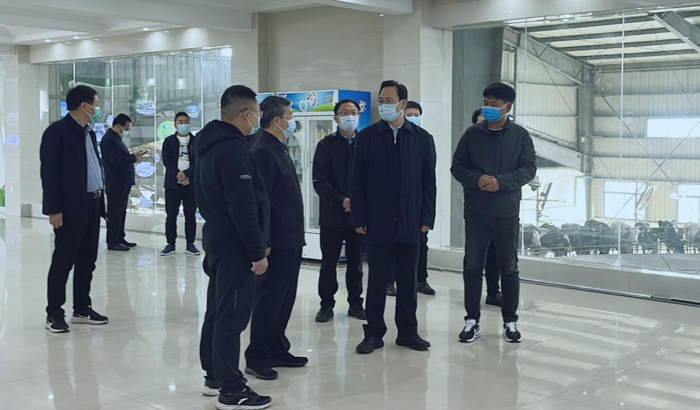 河南省人大常委會(huì)黨組書記、副主任孔昌生蒞臨花花牛魯山瑞亞牧場(chǎng)參觀調(diào)研