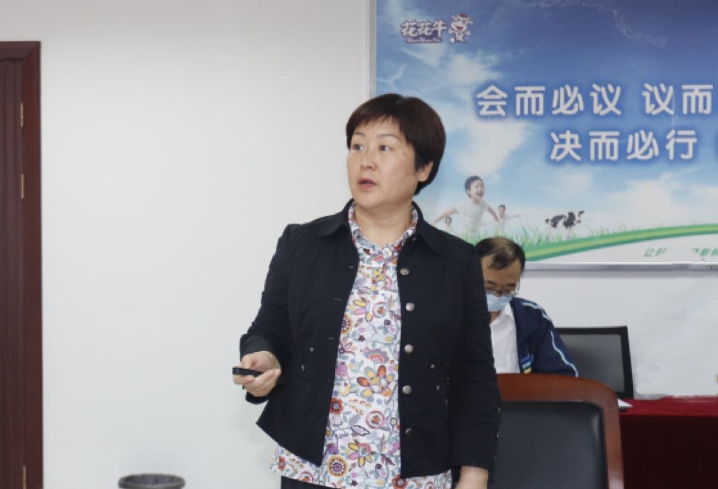 繼往開來 · 再創(chuàng)輝煌 | 花花牛乳業(yè)集團(tuán)召開9月營銷、養(yǎng)殖及飼料月度經(jīng)營工作會議