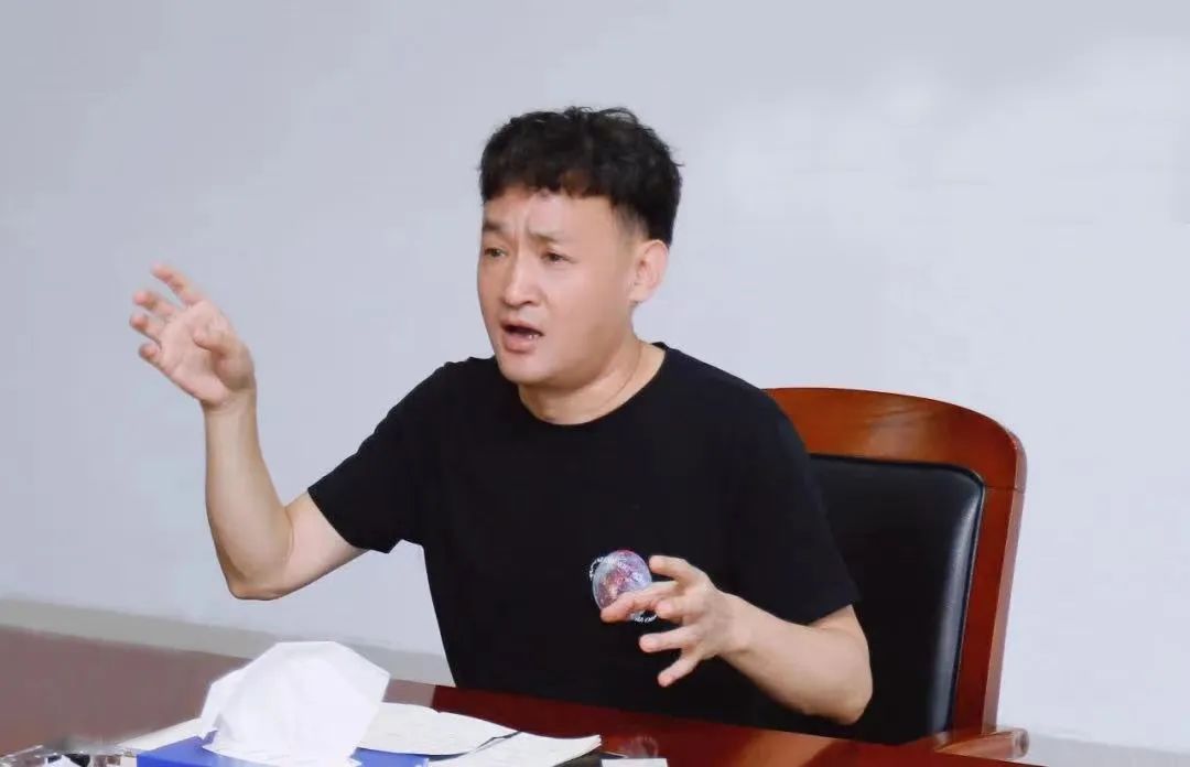 勇?lián)姑な卣齽?chuàng)新｜花花牛乳業(yè)集團召開營銷、養(yǎng)殖及飼料月度經(jīng)營工作會議