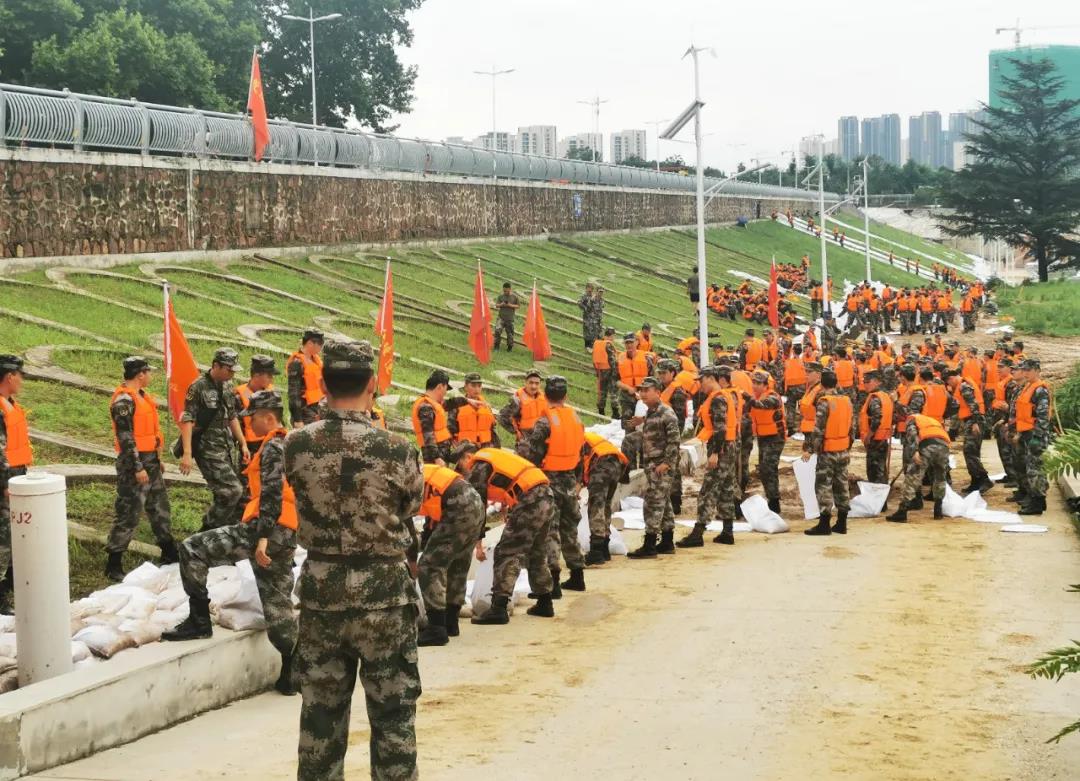 大雨無情人有情！花花牛乳業(yè)慰問常莊水庫抗洪搶險官兵