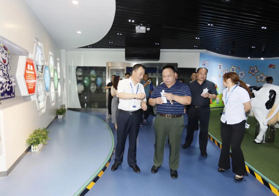 快訊 | 河南省人民政府食品安全委員會辦公室第三批食品安全示范區(qū)驗收組領(lǐng)導(dǎo)蒞臨花花牛乳業(yè)集團(tuán)驗收食品安全示范區(qū)建設(shè)情況