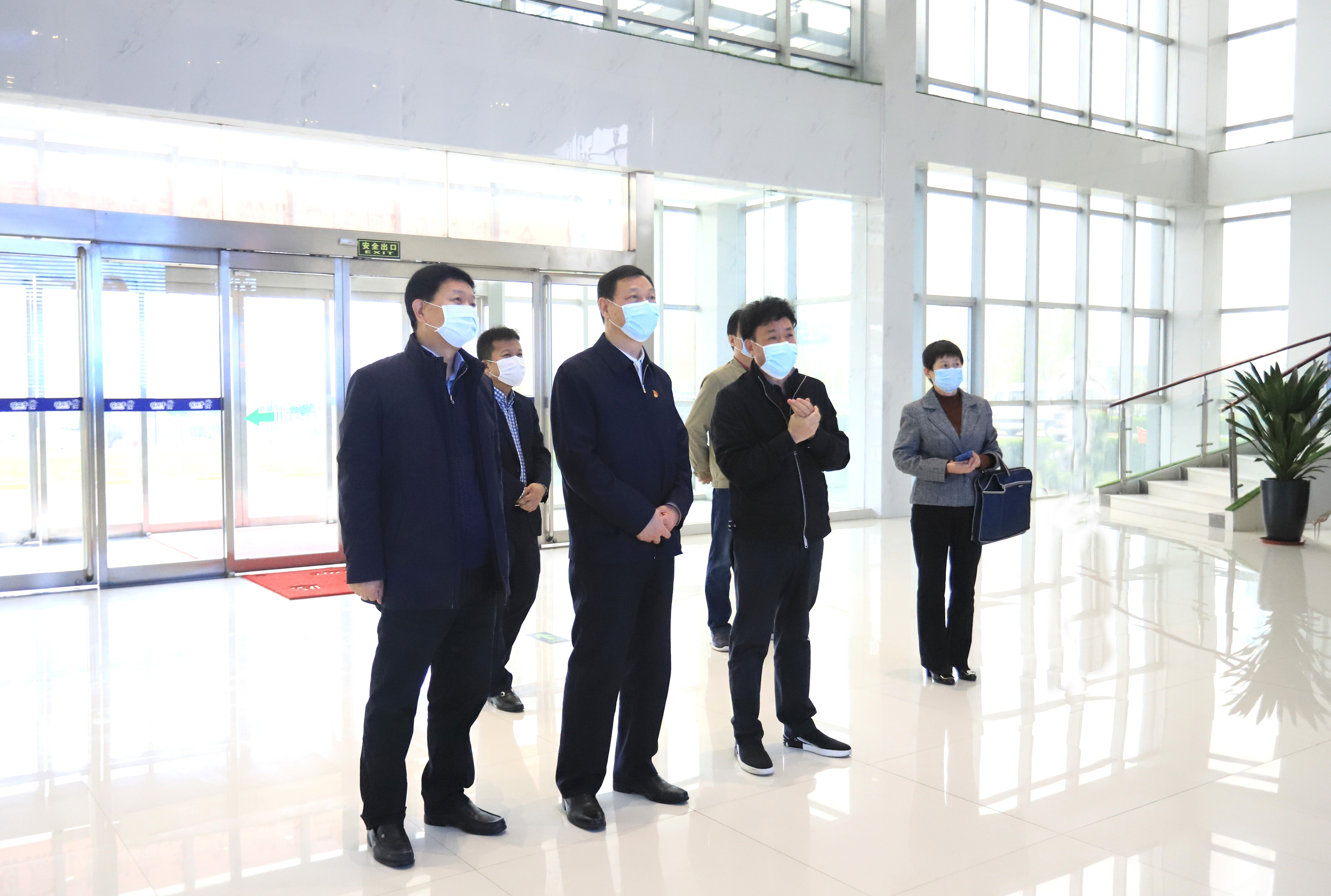 河南省委農(nóng)辦主任、農(nóng)業(yè)農(nóng)村廳廳長申延平一行調(diào)研河南花花牛乳業(yè)集團(tuán)