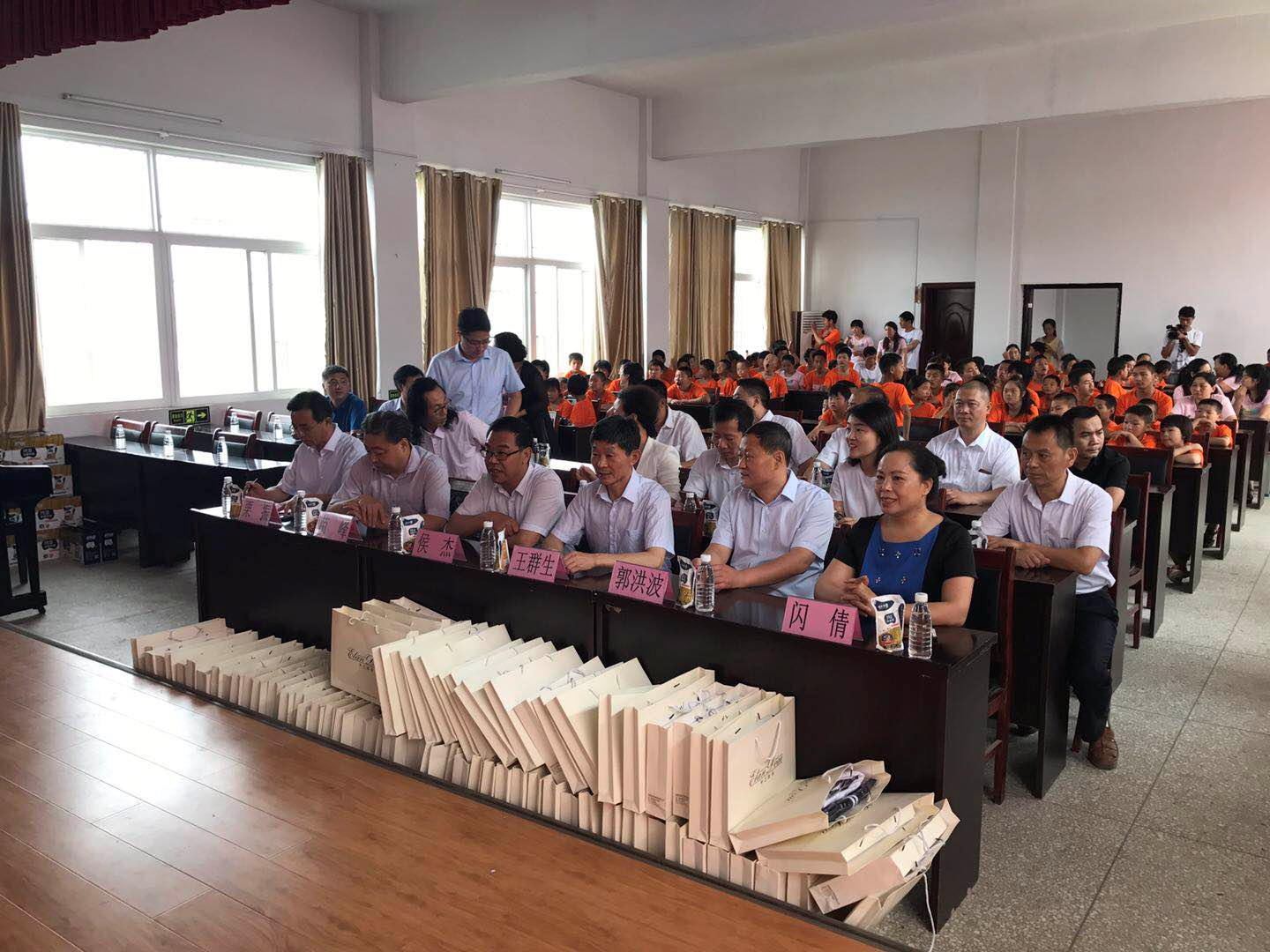 “關(guān)愛特殊兒童，讓愛灑滿人間—花花牛乳業(yè)集團2018中國小康牛奶行動” 公益助學(xué)泌陽捐贈儀式