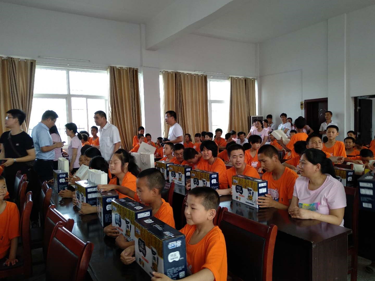 “關(guān)愛特殊兒童，讓愛灑滿人間—花花牛乳業(yè)集團2018中國小康牛奶行動” 公益助學(xué)泌陽捐贈儀式