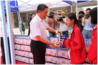 “健康中原，牛奶伴您行——花花牛乳業(yè)集團2018中國小康牛奶行動” 公益助學啟動儀式隆重舉行