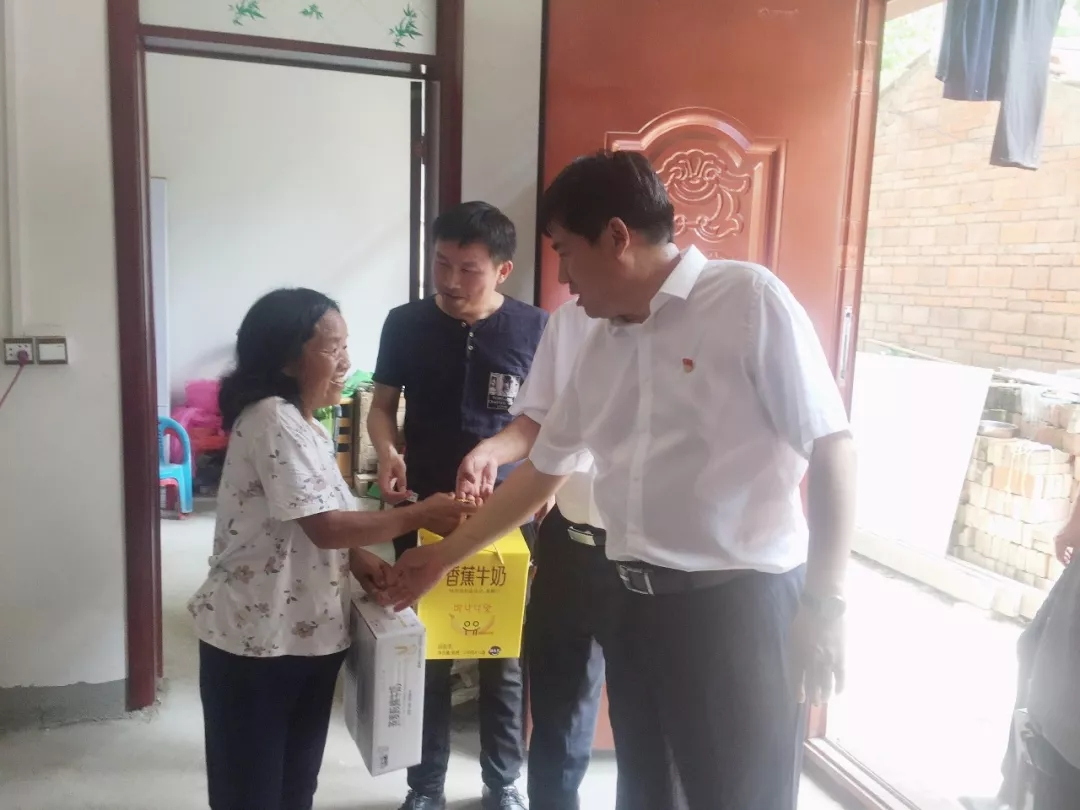 花花牛乳業(yè)集團(tuán)走訪慰問貧困戶 結(jié)對幫扶暖人心