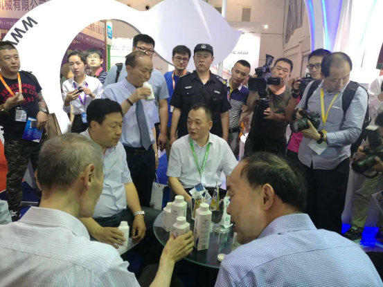 花花牛牛氣沖天！農(nóng)業(yè)部長品嘗“領暢”點贊，又獲國際奶業(yè)平臺青睞