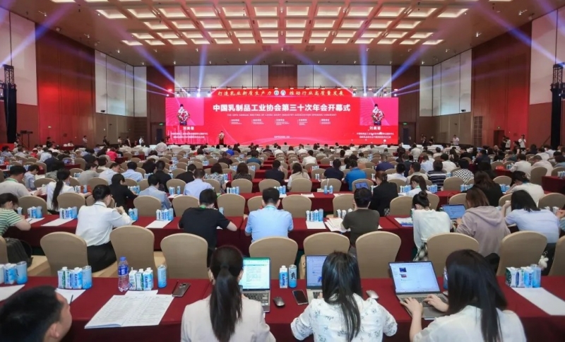 花花牛乳業(yè)集團(tuán)黨委書記、董事長唐洪峰一行參加中國乳制品工業(yè)協(xié)會第三十次年會暨2024中國（國