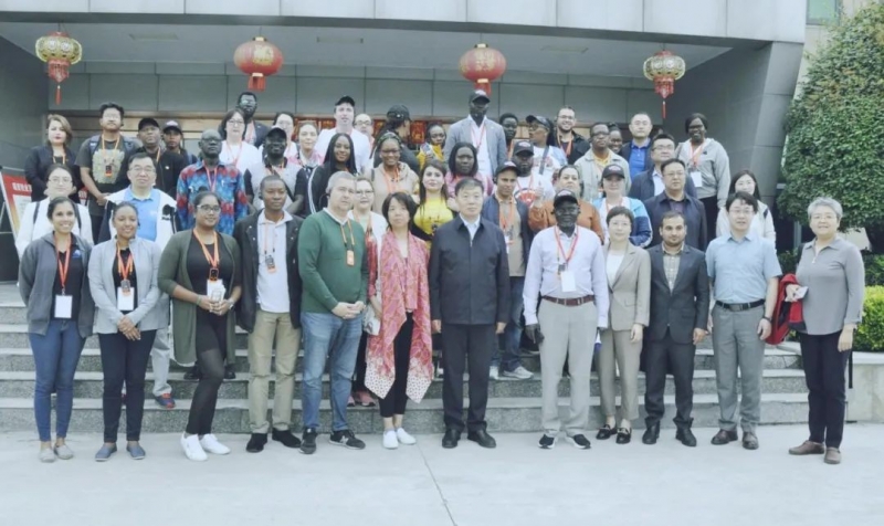 北京大學(xué)南南合作與發(fā)展學(xué)院教授、全球伙伴關(guān)系主任周詠梅一行蒞臨花花牛平輿瑞亞牧業(yè)參觀調(diào)研