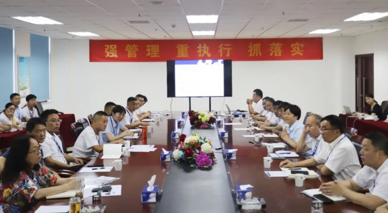 勇?lián)姑な卣齽?chuàng)新｜花花牛乳業(yè)集團(tuán)召開營銷、養(yǎng)殖及飼料月度經(jīng)營工作會(huì)議