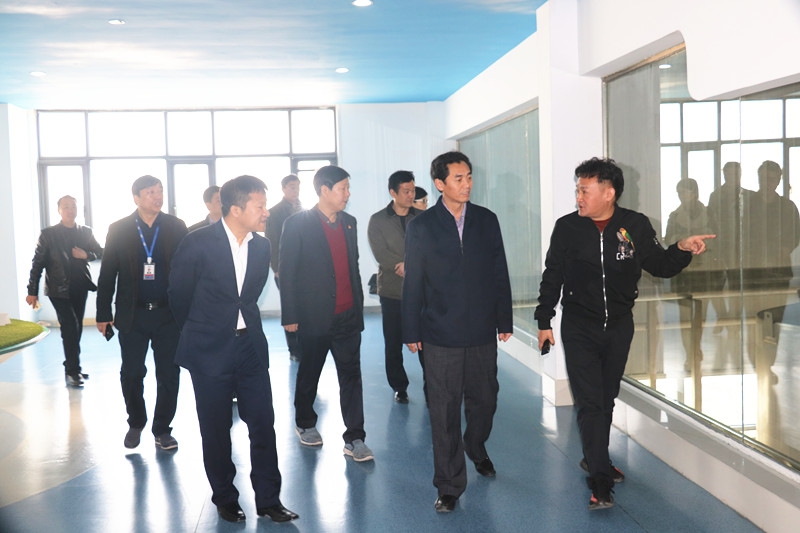 封丘縣縣長王獻(xiàn)臣一行蒞臨花花牛集團(tuán)養(yǎng)殖、乳品事業(yè)部參觀調(diào)研