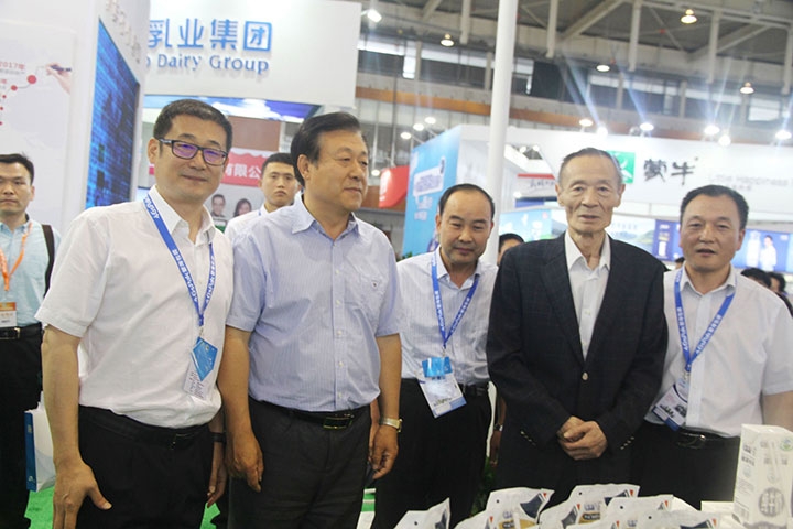 花花牛亮相第八屆中國奶業(yè)大會，又獲農(nóng)業(yè)部長一聲贊！