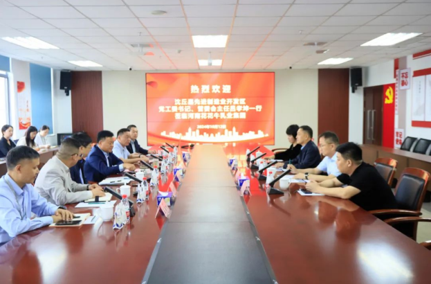 沈丘縣先進制造業(yè)開發(fā)區(qū)黨工委書記呂孝坤、金絲猴食品有限公司董事長李旸等一行到訪河南花花牛乳業(yè)集團